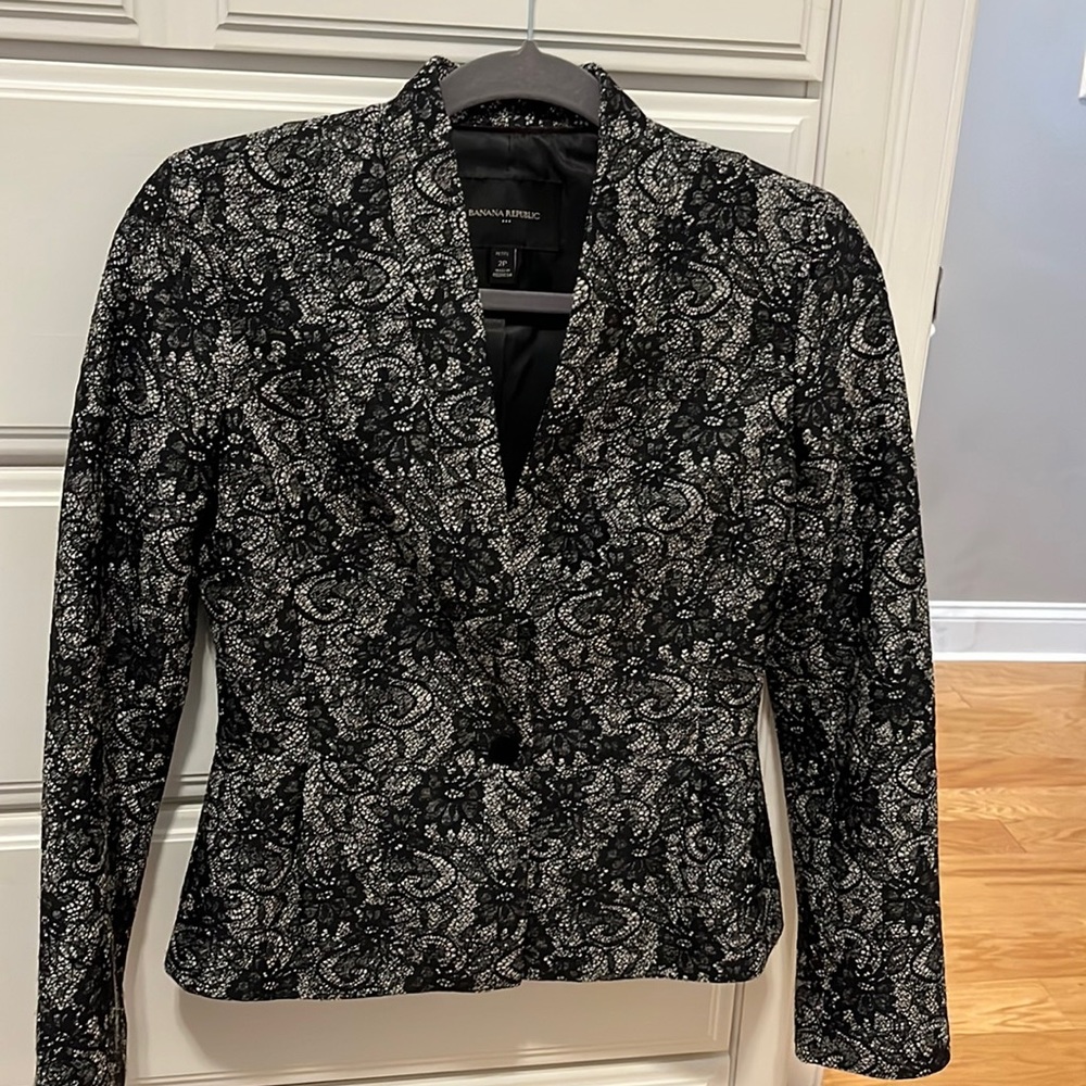 Banana Republic woman’s black and white lace design peplum blazer